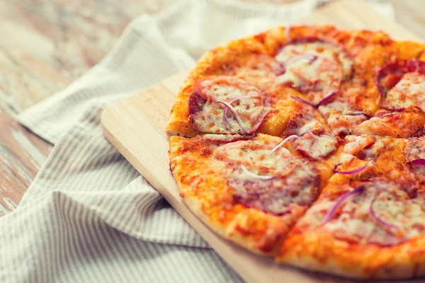 Primer plano de pizza casera en mesa de madera — Foto de Stock
