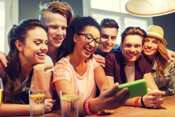 Mutlu arkadaş selfie de alarak smartphone ile bar — Stok fotoğraf
