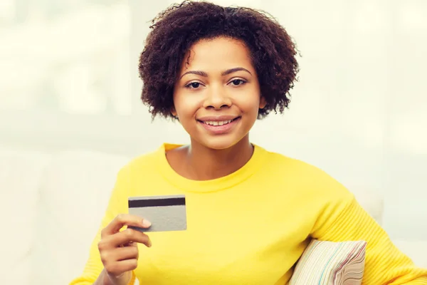 Mulher africana feliz com cartão de crédito ou débito — Fotografia de Stock