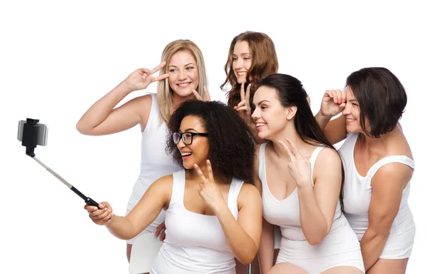 Grupo de mulheres felizes tomando selfie por smartphoone — Fotografia de Stock