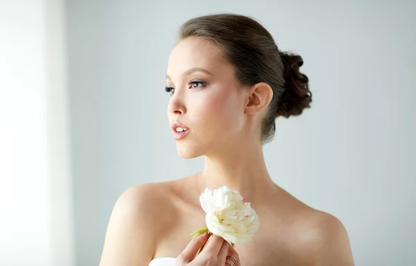 Beautiful asian woman with flower and jewelry — Stock Photo, Image