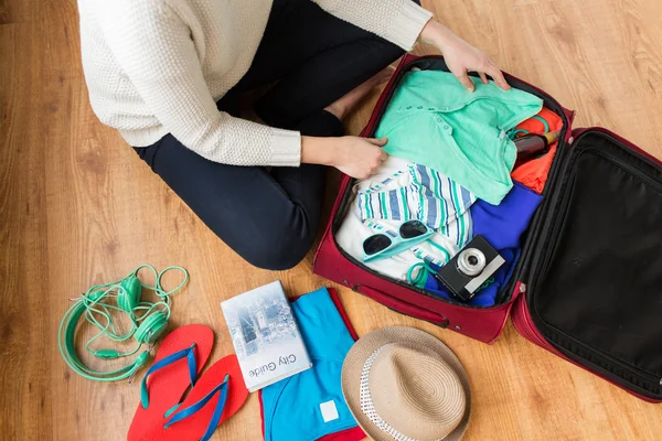 Közelkép a nő utazótáska csomagolás, vonatkozó nyaralás — Stock Fotó