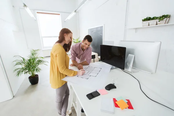 Equipe criativa com plano de trabalho no escritório — Fotografia de Stock