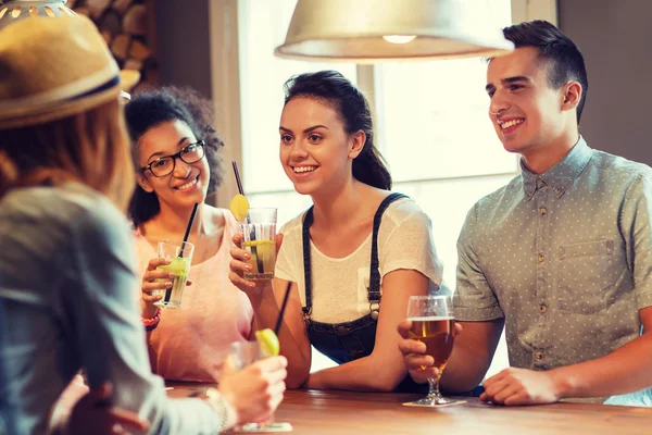 Happy vrienden drinken bier en cocktails in bar — Stockfoto