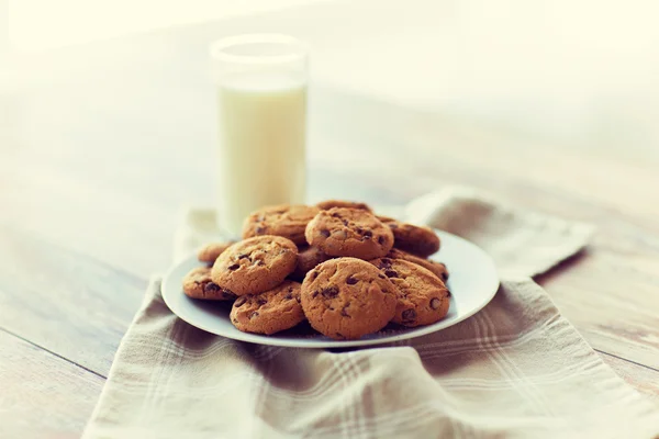 Nahaufnahme von Schokoladen-Haferflocken-Keksen und Milch — Stockfoto