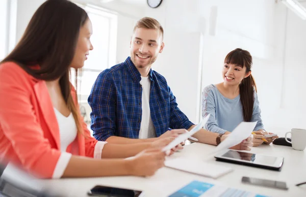 Gelukkig creatieve team of studenten die werken op kantoor — Stockfoto