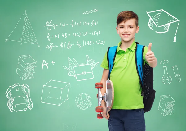 Jongen met rugzak en skateboard tonen duimen omhoog — Stockfoto