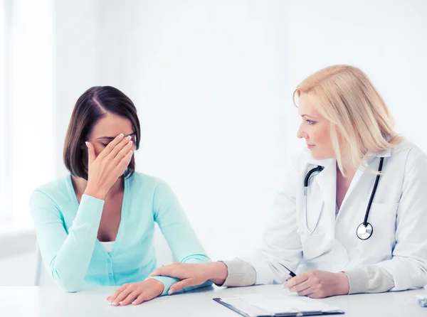 Médico con paciente en el hospital — Foto de Stock