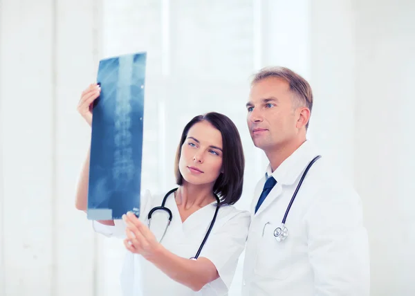 Dos doctores mirando rayos X —  Fotos de Stock