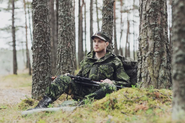 Joven soldado o cazador con pistola en el bosque — Foto de Stock