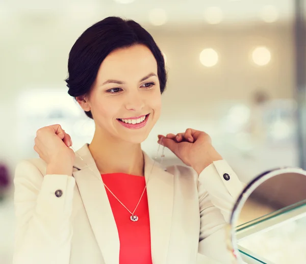 Mujer feliz elegir colgante en la joyería —  Fotos de Stock