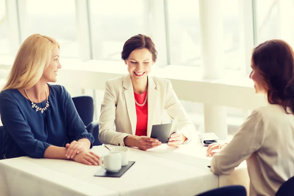 Glückliche Frauen schauen auf Restaurantrechnung — Stockfoto