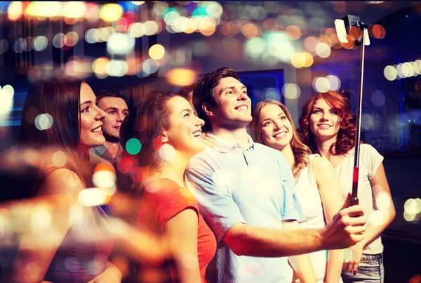 Vrienden met smartphone selfie met club — Stockfoto