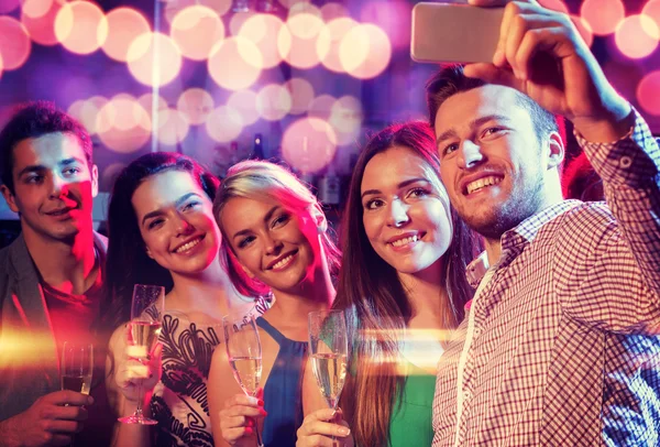 Amis avec lunettes et smartphone en club — Photo