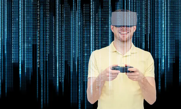 Hombre feliz en auriculares de realidad virtual con mando — Foto de Stock