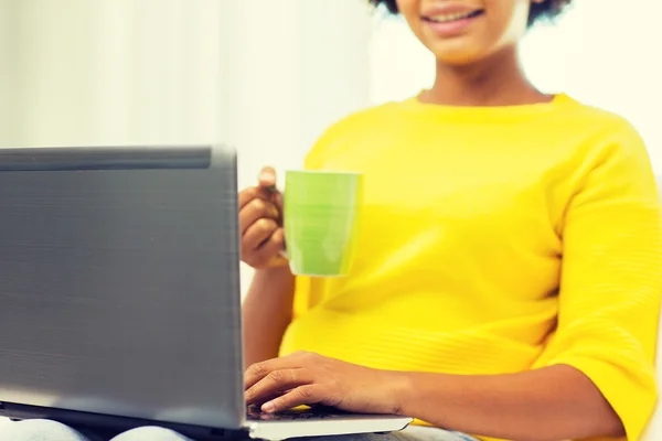 Happy african american woman with laptop at home — Stock Photo, Image