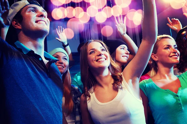 Lachende vrienden bij een concert in club — Stockfoto