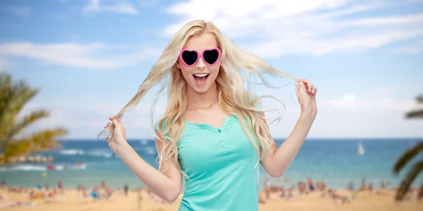 Feliz jovem loira mulher ou adolescente em óculos de sol — Fotografia de Stock