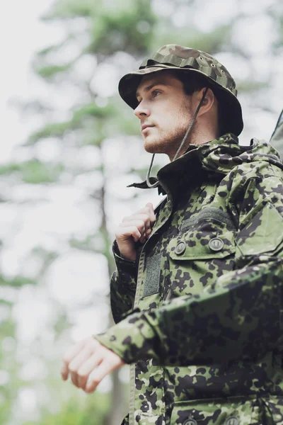 Junger Soldat oder Jäger mit Waffe im Wald — Stockfoto