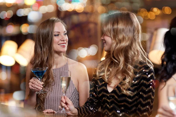 Szczęśliwe kobiety z napojami w klubie nocnym — Zdjęcie stockowe