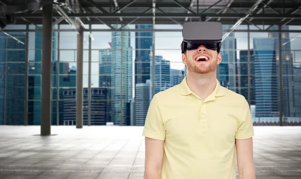 Gelukkig man in virtuele werkelijkheid hoofdtelefoon of 3D-bril Stockfoto