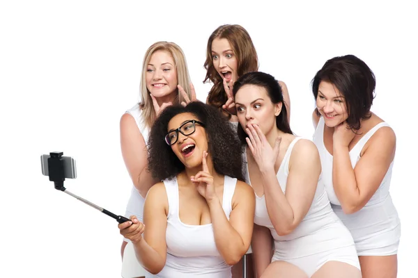 Skupina happy žen užívajících selfie od smartphoone — Stock fotografie