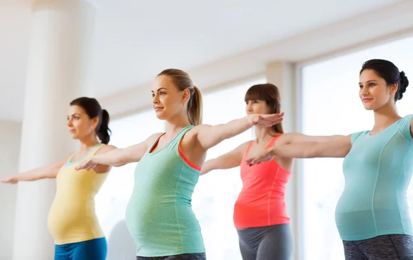 Mujeres embarazadas felices haciendo ejercicio en el gimnasio — Foto de Stock