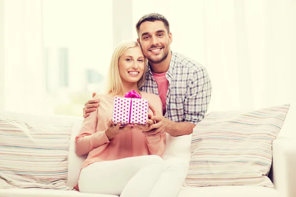 Glücklicher Mann schenkt Frau Geschenkbox zu Hause — Stockfoto