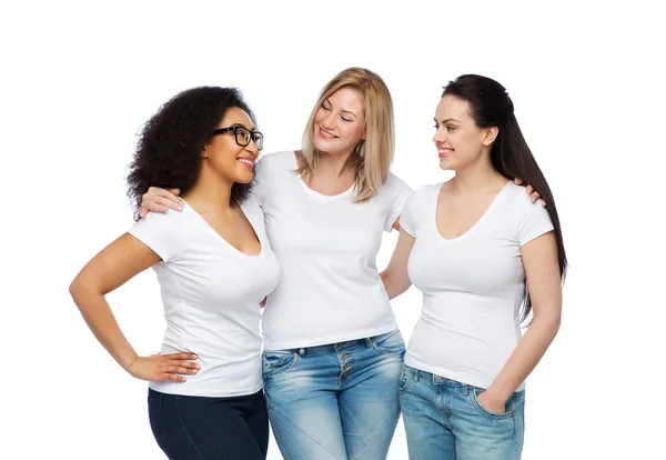 Grupo de felices mujeres diferentes en camisetas blancas — Foto de Stock