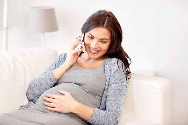 Ευτυχισμένη έγκυος γυναίκα καλώντας στο smartphone στο σπίτι — Φωτογραφία Αρχείου