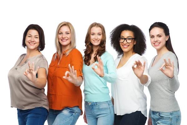 Группа счастливых женщин разного размера, показывающих хорошие результаты — стоковое фото