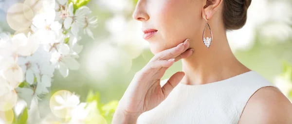 Close-up van de mooie vrouw gezicht met earring — Stockfoto