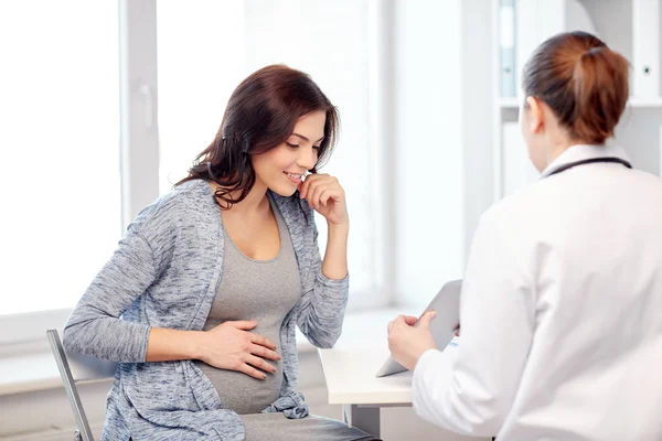 Doktor gynekolog a těhotná žena v nemocnici — Stock fotografie