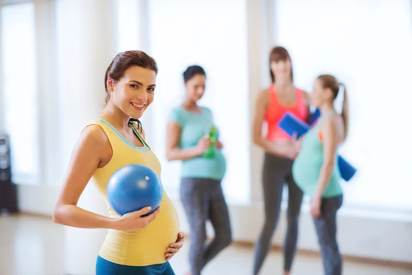 Szczęśliwa Kobieta w ciąży z piłką w siłowni — Zdjęcie stockowe