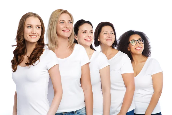 Gruppo di donne felici diverse in t-shirt bianche — Foto Stock