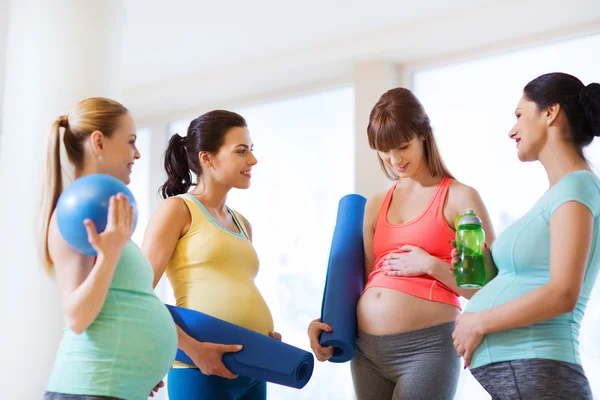 Gruppo di donne incinte felici che parlano in palestra — Foto Stock