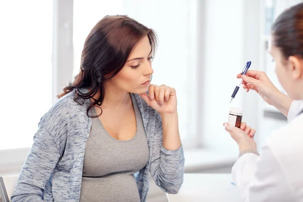 Gynekolog läkare och gravid kvinna på sjukhuset — Stockfoto