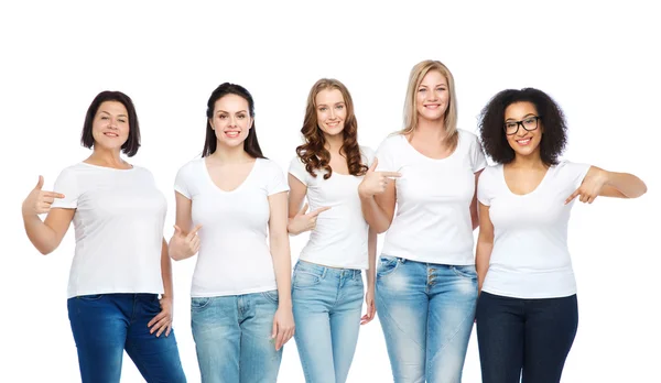 Gruppo di donne felici diverse in t-shirt bianche — Foto Stock