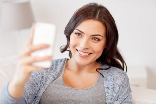 Mujer feliz tomando selfie con smartphone en casa —  Fotos de Stock