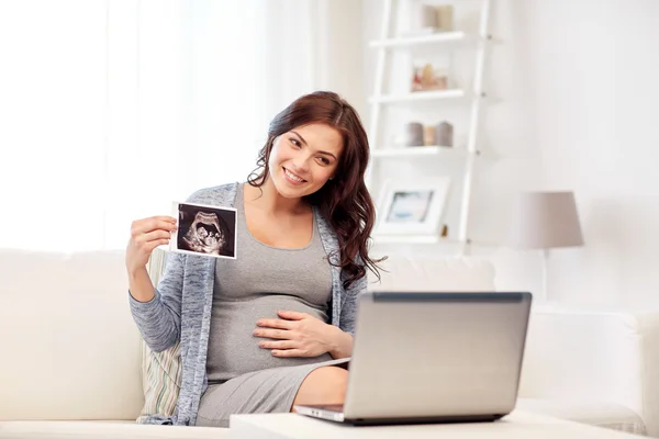超音波画像を自宅で幸せな妊娠中の女性 — ストック写真