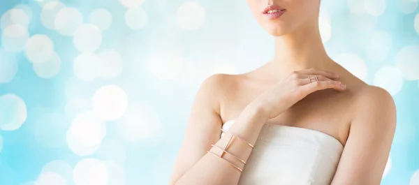 Primo piano di bella donna con anello e bracciale — Foto Stock