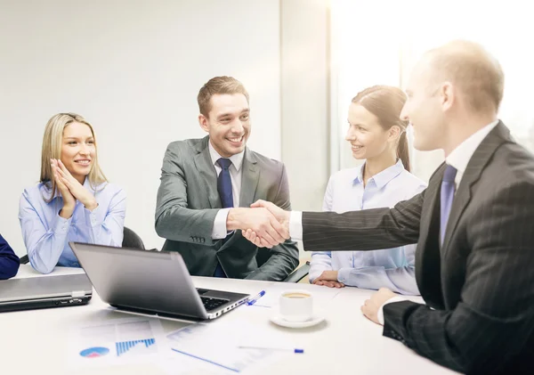 Due uomini d'affari che stringono la mano in ufficio — Foto Stock