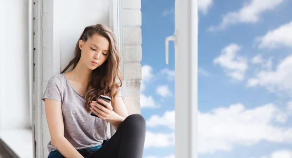 Triste bonita adolescente com mensagens de texto smartphone — Fotografia de Stock