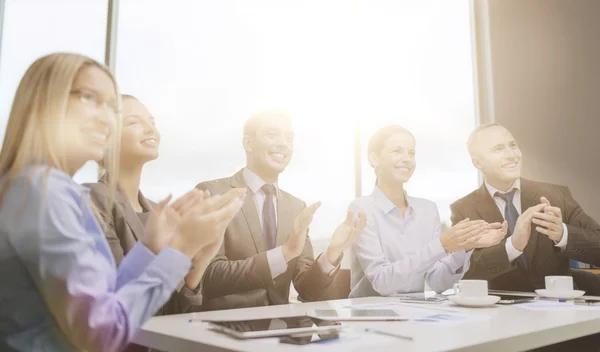 Бізнес команда з ноутбуком плескаючи руки — стокове фото