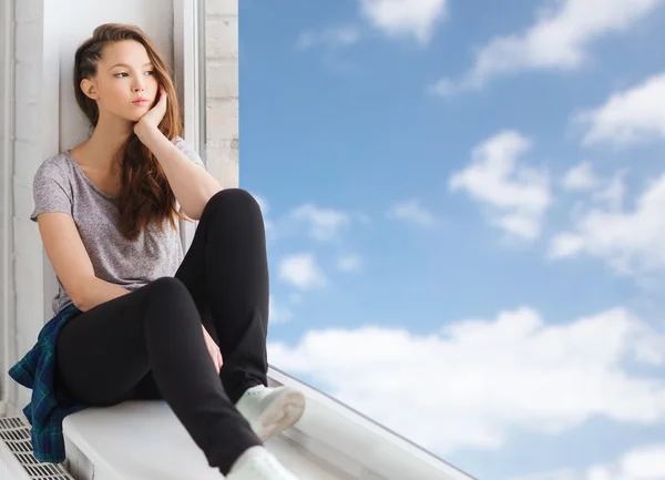Triest vrij tienermeisje zittend op de vensterbank — Stockfoto