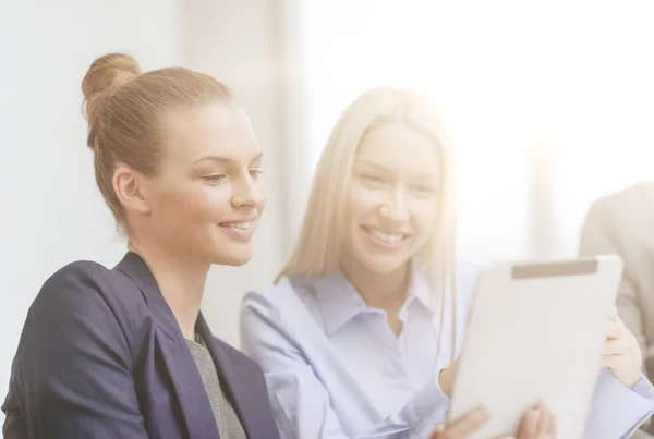 Geschäftsteam mit Tablet-PC diskutiert — Stockfoto