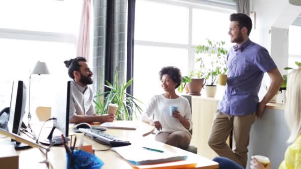 Equipo creativo feliz beber café en la oficina — Vídeos de Stock