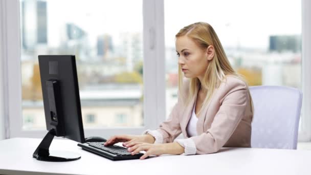 Junge Geschäftsfrau tippt im Büro am Computer — Stockvideo