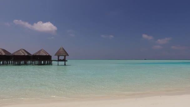 Bungalow-Hütten im Meer am tropischen Badestrand — Stockvideo