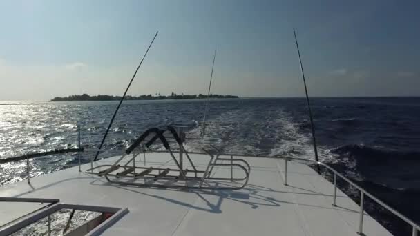 Ponte di barca a vela o yacht a vela in mare — Video Stock